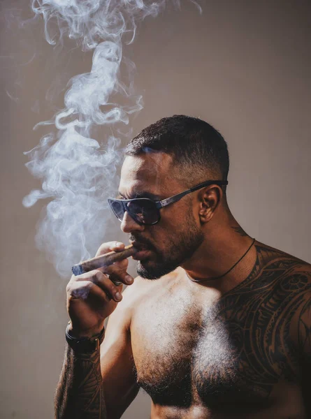 Porträt eines gutaussehenden Mannes mit ernstem Gesicht, der Zigarre raucht. Mafia-Boss. — Stockfoto