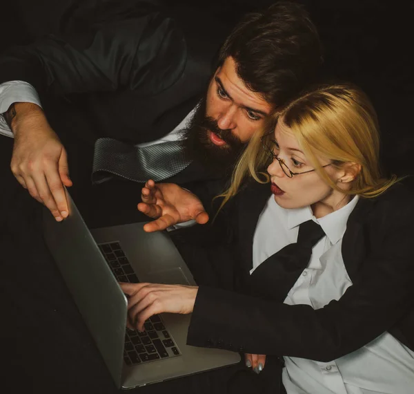 Gestão de negócios. Jovens empresários falando sobre fundo preto. Hackers usando laptops. — Fotografia de Stock