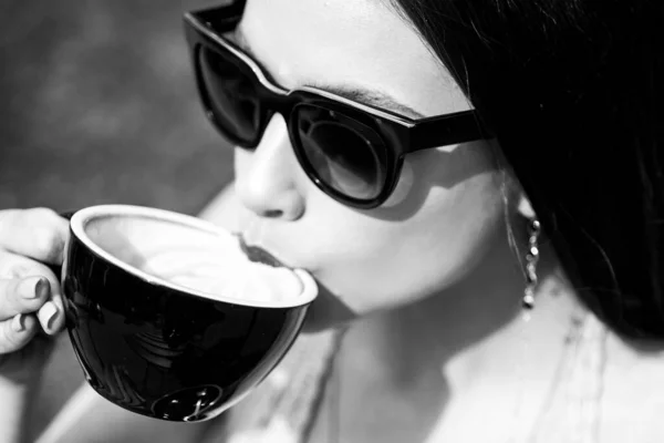 Fashion girl enjoyng coffee outdoor. cappuccino americano latte espresso. — Stock Photo, Image