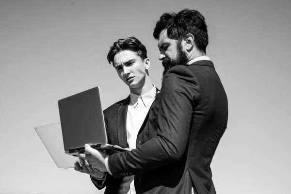 Compañeros ejecutivos. Concepto de trabajo en equipo empresarial. Equipo con laptop. Gente de negocios. Empresario trabajando juntos. — Foto de Stock