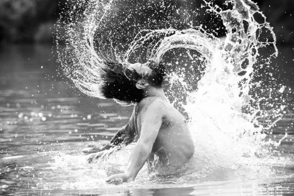 Islak saç ve sakal. Özgürlük yaz konsepti. Kaygısız ve olumlu bir düşünce. Sakallı adam saçlarıyla su sıçratıyor. Yaz haftasonu. — Stok fotoğraf