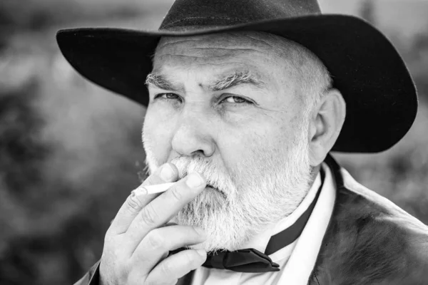 Stařík kouří cigaretu. Atraktivní starší dospělý muž. Tvář starší módy zblízka. — Stock fotografie