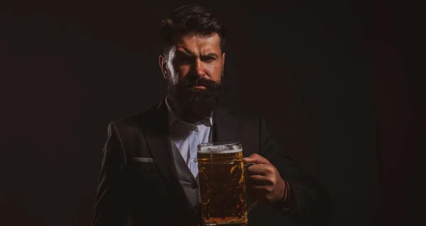 Ремісниче пиво. Впевнена людина зі склянкою пива на чорному. Дегустація та дегустація . — стокове фото