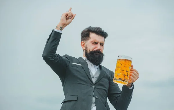Retro man with a beer. Traditional beer. Retro vintage man with beer. — Stock Photo, Image