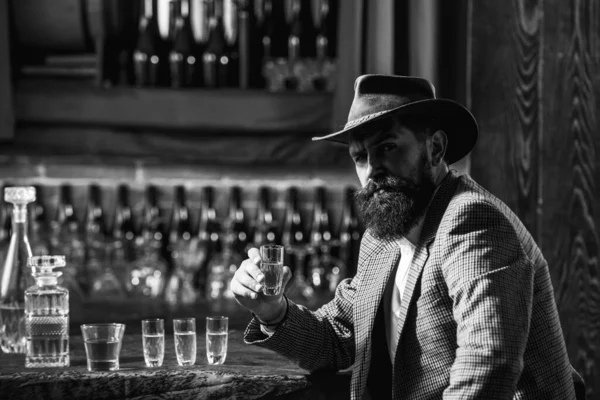 Empresario barbudo en traje elegante con vaso de whisky. —  Fotos de Stock