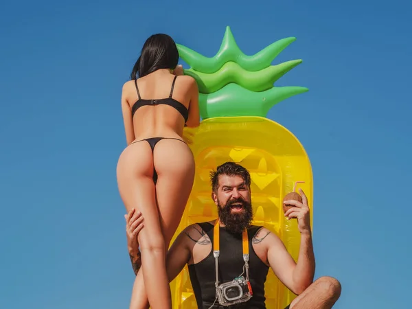 Summer vacation. Sexy woman butt in bikini. Summertime concept. Man in swimsuit. Couple at beach. — Stockfoto