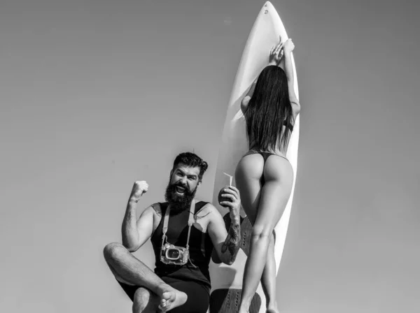 Zomervakantie. Sexy vrouw in bikini. Summertime concept. Sexy man in badpak. Surfplank. Levenswinnaar. — Stockfoto