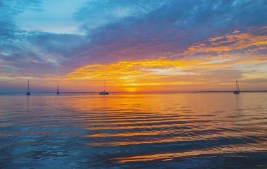 Deniz sahili, gün batımı gökyüzü soyut arkaplanı. Yaz tatili ve seyahat kavramını kopyala.