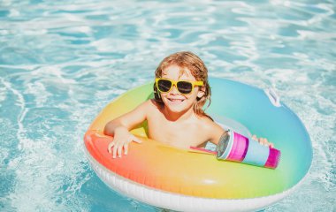 Komik çocuk Aquapark 'ta rahatla, kokteyl iç. Yaz tatili.