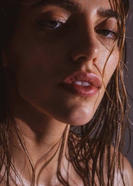 Stüdyo, zarif bir kadının portresini yakın çekim. Yüksek model..