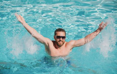 Havuzda mutlu bir adam. Su sıçraması. Yaz tatili. Yaz adamı.