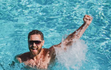 Hayat kurtarıcı. Yüzme havuzunda yakışıklı bir adam. Havuz partisi. Yaz tatili.