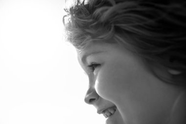 Çocuk portresi, makro, mutlu çocuğun kafasını yakın plan. Gülümseyen çocuklar..