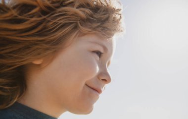 Kafanı yaklaştır. Çocuğun kafasından yakın çekim. Çocuk yüzü, küçük çocuk portresi..