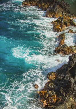Red Sand Beach, Hawaii 'de Maui. Okyanus dalgaları ve kaya.