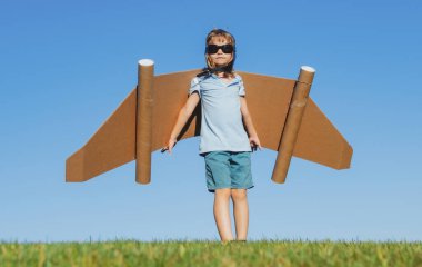 Oyuncak jetpack ile oynayan mutlu çocuk. Çocuk pilot dışarıda eğleniyor. Başarı çocuk, yenilik ve lider. Yaratıcı ve başlangıç konsepti.