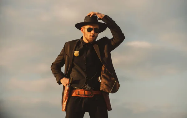 Kovboy şapkalı bir kovboy. Vahşi batı silahları, eski tabanca tabancası ve federal mühimmatı olan ciddi bir adam. Amerikan batı şerifi. Vahşi batı konsepti. — Stok fotoğraf