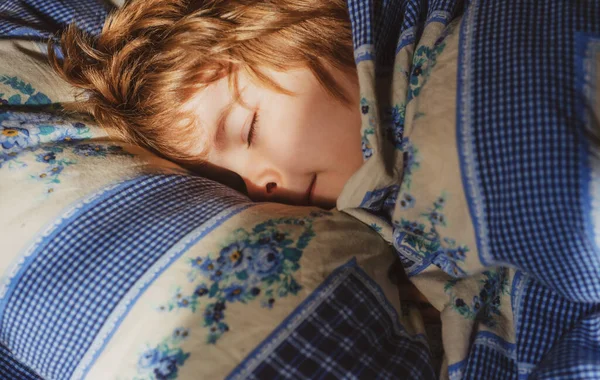 Criança dormindo na cama. Adorável crianças pequenas descansar dormindo desfrutar de um bom sono tranquilo saudável ou cochilo. — Fotografia de Stock