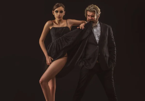 Sexy verleidelijk stel. Man en vrouw in elegante avondjurken. Luxe mode. — Stockfoto