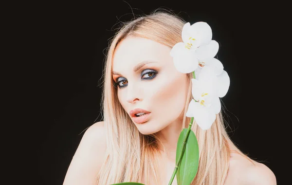Portrét krásného modelu s přírodní nahou make-up. Móda a krása. Žena s květinami. — Stock fotografie