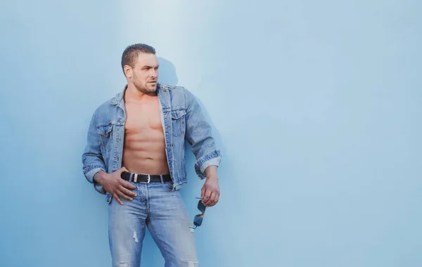 Jeanse fashion. Handsome man bare torso. Naked male body. Sexy muscular man. Nude abs. — Stock Photo, Image