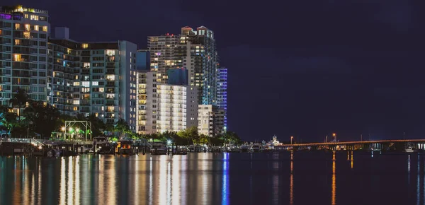 Miami şehir merkezinde. Miami ufuk çizgisinin ve sahil şeridinin panoramik görüntüsü. — Stok fotoğraf