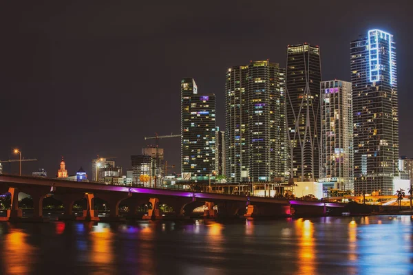 Miami, Florida, USA Skyline Panorama naplemente után. — Stock Fotó