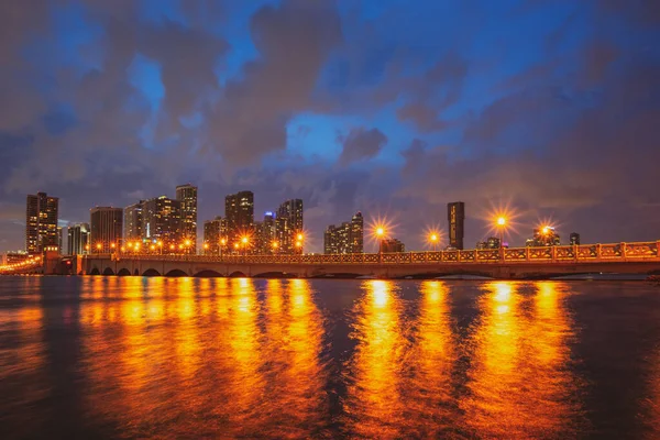 - Florida. Miamis stadsskyline. USA centrum skyskrapor landskap. — Stockfoto