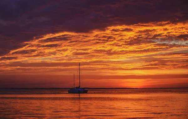 Estate viaggiando yachting. Barca in acqua al tramonto. Barche a vela sull'acqua di mare dell'oceano. — Foto Stock