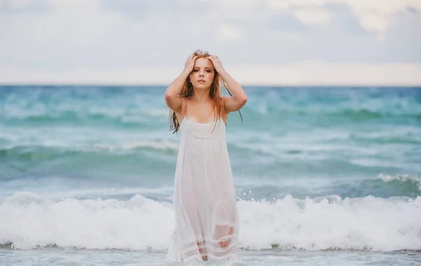 Schöne junge sexy Frau am Meeresstrand. — Stockfoto