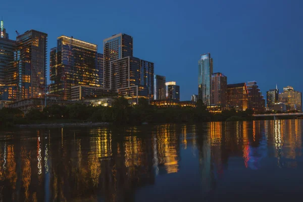 Downtown Skyline de Austin, Texas, Estados Unidos desde la puesta del sol. Reflexión en el agua. — Foto de Stock