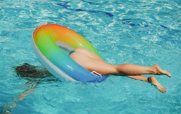 Yüzme havuzundaki seksi kadın. Bikinili popolar. Yaz tatili. — Stok fotoğraf