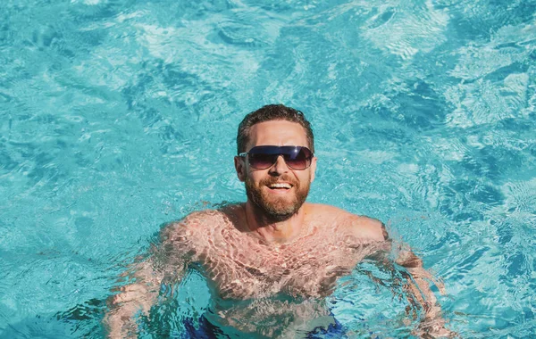 Θερινές διακοπές και ελεύθερο χρόνο. Όμορφος άντρας στην πισίνα. Πάρτι μπιλιάρδου. Θερινό θέρετρο. — Φωτογραφία Αρχείου
