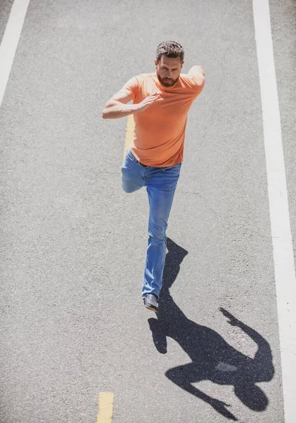 Actieve gezonde hardloper joggen buiten. Man op de weg. — Stockfoto