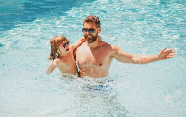 Pływanie ojca i syna w basenie, letni weekend rodzinny. — Zdjęcie stockowe