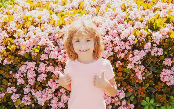 Кавказька дитина на квітковому тлі. Діти лицем до лиця. Підйом.. — стокове фото