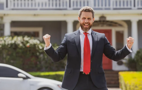 Spännande fastighetsmäklare. Snygg fantastisk affärsman över nytt hus. — Stockfoto