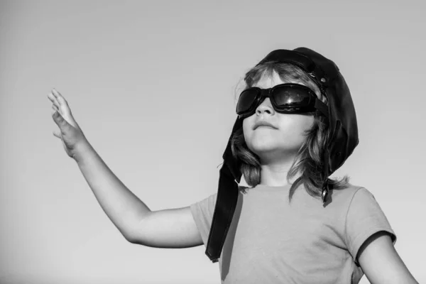 Pilot kasklı ve gözlüklü şirin bir çocuğun portresi. Çocuklar rüya görür. Çocukluk kavramı. — Stok fotoğraf