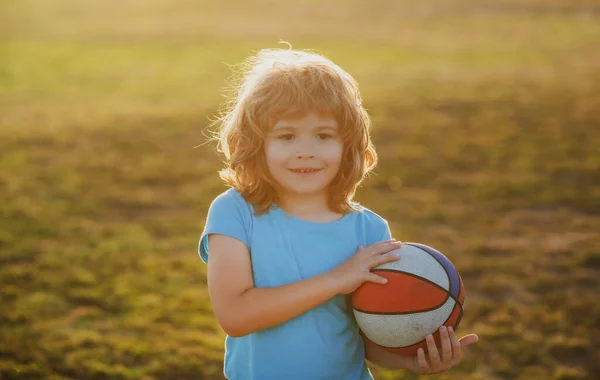 Kid playing basketball. Activity and sport for kids. — Stock Photo, Image