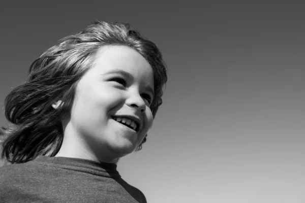 Kinder auf blauem Himmel mit Kopierraum, hautnah. Nahaufnahme des Kopfschusses eines Kindes. Kinder schauen weg, kleiner Junge im Gesicht porträtiert. — Stockfoto