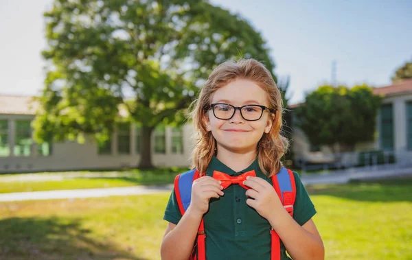 Концепція шкільної дитини. Милий учень, дитина в шкільній формі з рюкзаком на відкритому повітрі. Портрет ботаніка . — стокове фото