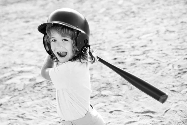 Emocionado jugador de béisbol infantil enfocado listo para batear. Niño sosteniendo un bate de béisbol. —  Fotos de Stock