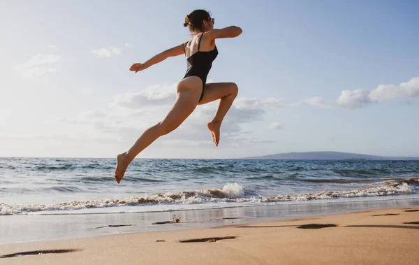 女は海岸を走る。減量の概念. — ストック写真