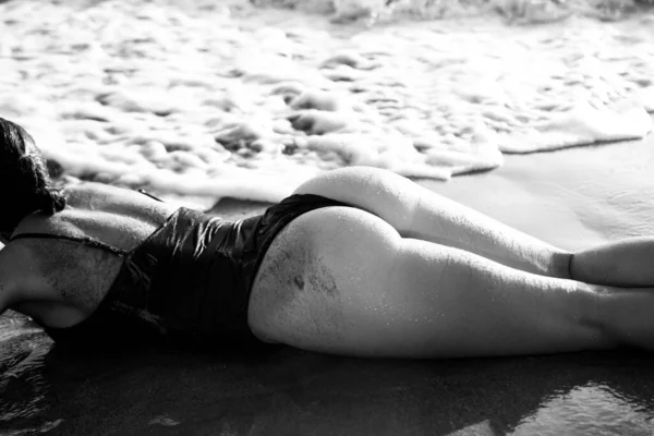 Back view sexy young girl in swimsuit posing on the beach. Beautiful woman relaxing at the ocean. Sexy curves girl butt. — Stock fotografie