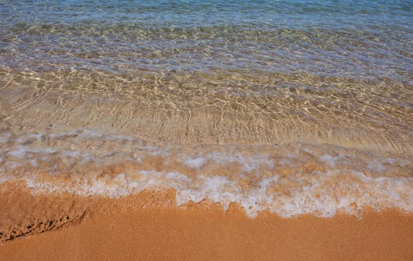 Onda oceânica azul na praia de areia. Praia ao pôr-do-sol hora de verão. Paisagem de praia. Marina tropical, calma, luz solar relaxante e tranquila. — Fotografia de Stock