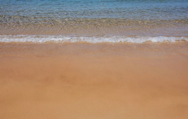 Modrá vlna oceánu na písečné pláži. Pláž v létě za soumraku. Plážová krajina. Tropické moře, klid, klidné relaxační sluneční světlo. — Stock fotografie