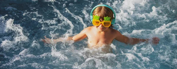 Хлопчик плаває і грає в басейні . — стокове фото