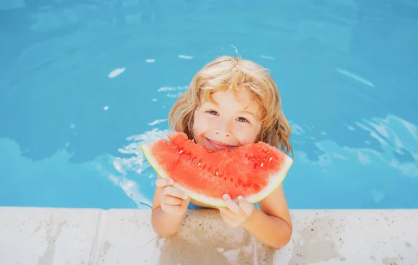 Porträtt av barn pojke äter en bit vattenmelon vid en swimmingpool har roligt att spela sommarsemester, utomhus. Aktiva barn livsstil semester. — Stockfoto