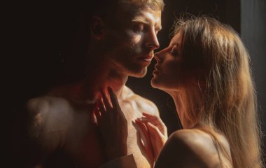 Güzel, tutkulu bir çift yatakta sevişiyor. Birbirine aşık çiftler, şefkatle sarılıp öpüşüyorlar. Güzel kadın ve yakışıklı erkek arkadaş..