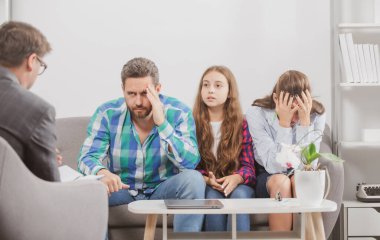 Aile psikoloji seansında. Psikolojik aile sorunu. Sosyal görevli psikolog, baba ve kız çocuğuyla konuşuyor. Psikolojik aile sorunu, aile terapisi..